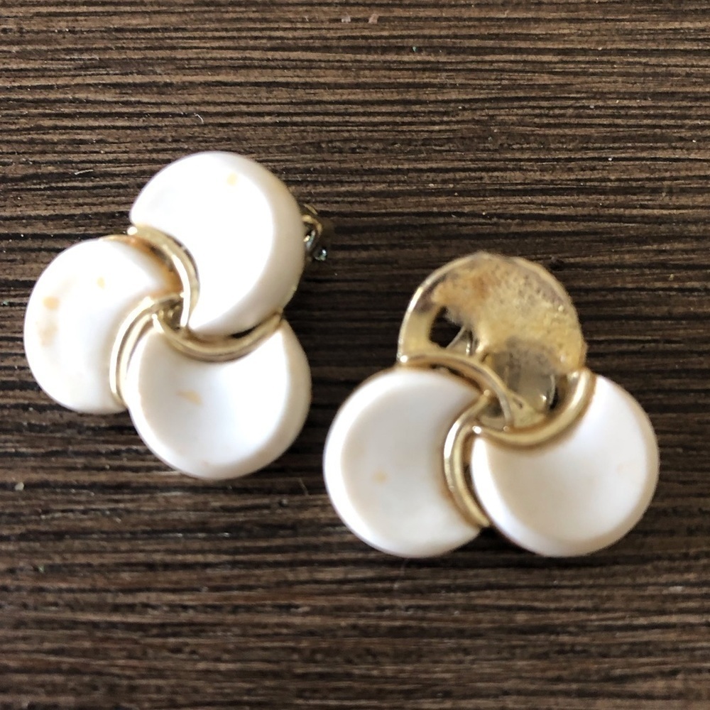 Vintage cream & gold clip on earrings